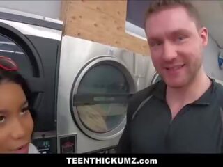 Amatør svart tenåring thickum knullet av hvit fellow fremmed i laundromat