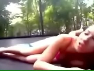 Enticing mlada ljubimec jebe na a trampoline