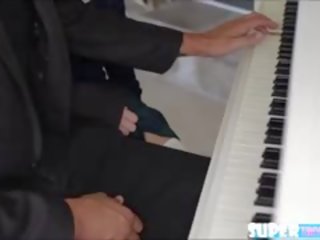 Rozkošný sammie tempt ji klavír učitel