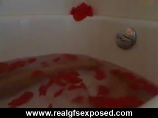 Rondborstig brunette roos neemt een bad op haar webcam