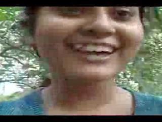 Inteligent northindian fiică expose ei fund și plăcut boo