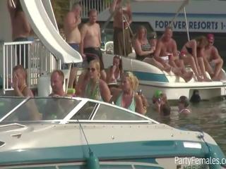 First-rate babes πάρτι σκληρά επί σκάφος κατά την διάρκεια spring διακοπή