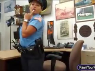 Latina politie ofițer inpulit de pion youth în the camera din spate