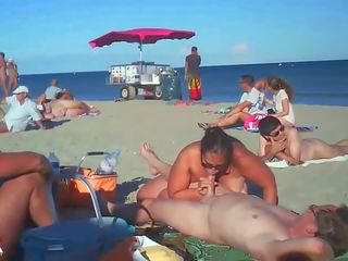 Milf klappen haar beau op naakt strand door voyeurs