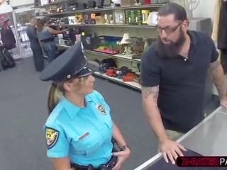 Latina en groovy politie vrouw krijgt geneukt door shawn in zijn kantoor