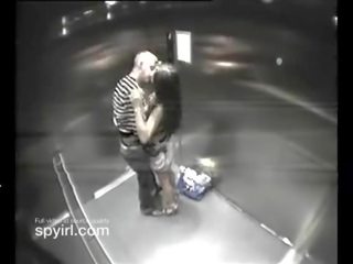 Pareja teniendo x calificación presilla en hotel ascensor llegar pillada en oculto camara fotografica