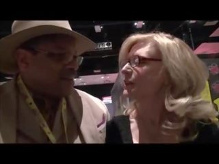 Nina hartley meets dapperdan bij exxxotica geeft privé cuntlick les hd