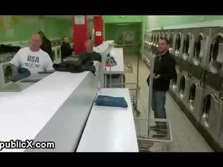 Çift clamps dhe lodra e lidhur enchantress në laundry