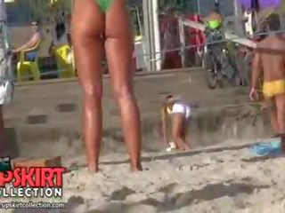 Il marvellous sciocca è indossare un davvero piccolo bikini tanga su suo bellezza e rotondo culo