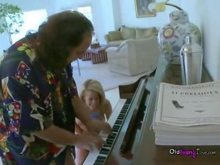 رون جيريمي لعب بيانو إلى شهواني شاب كبير حلمة الثدي إلاهة