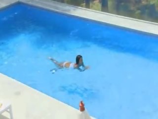 Grande tetas cativante em a nadar piscina