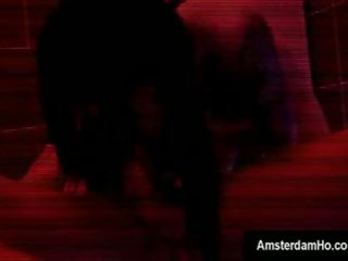 Sedusive dark-haired hà lan slattern hút một du lịch trong amsterdam
