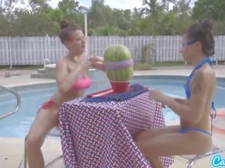 Camsoda tenåringer med stor rumpe og stor pupper start en watermelon eksplodere med gummi ba