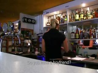 Élite bartender chavala lenka folla para efectivo