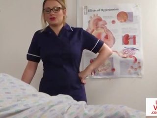 Brits verpleegster voyeur instructing sub patiënt