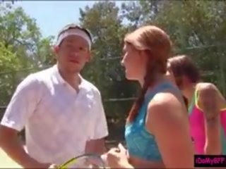 Dua pleasant besties enjoyed faraj berdebar-debar dengan tenis jurulatih