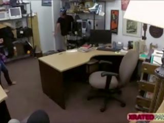 Si rambut coklat orang cuba fucked dalam yang pejabat