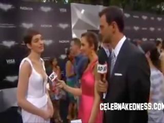 Kändis anne hathaway pokers vid den mörk knight premiere