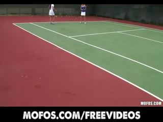 Sarmikas tennis milfs on tabatud venitus